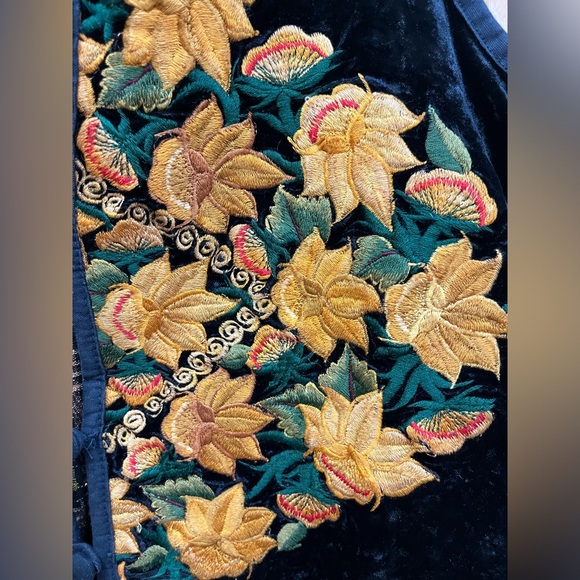 Embroidered Vest - Picture 2 of 4